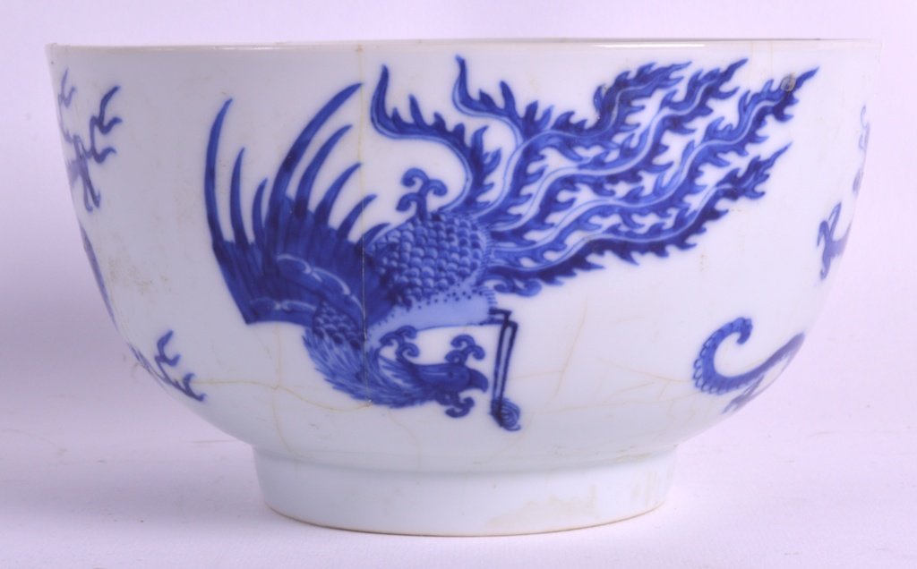 A 17TH CENTURY CHINESE BLUE AND WHITE CIRCULAR: A 17TH CENTURY CHINESE BLUE AND WHITE CIRCULAR PORCELAIN BOWL Kangxi mark and period, painted with a three claw dragon and phoenix bird. 6ins diameter.