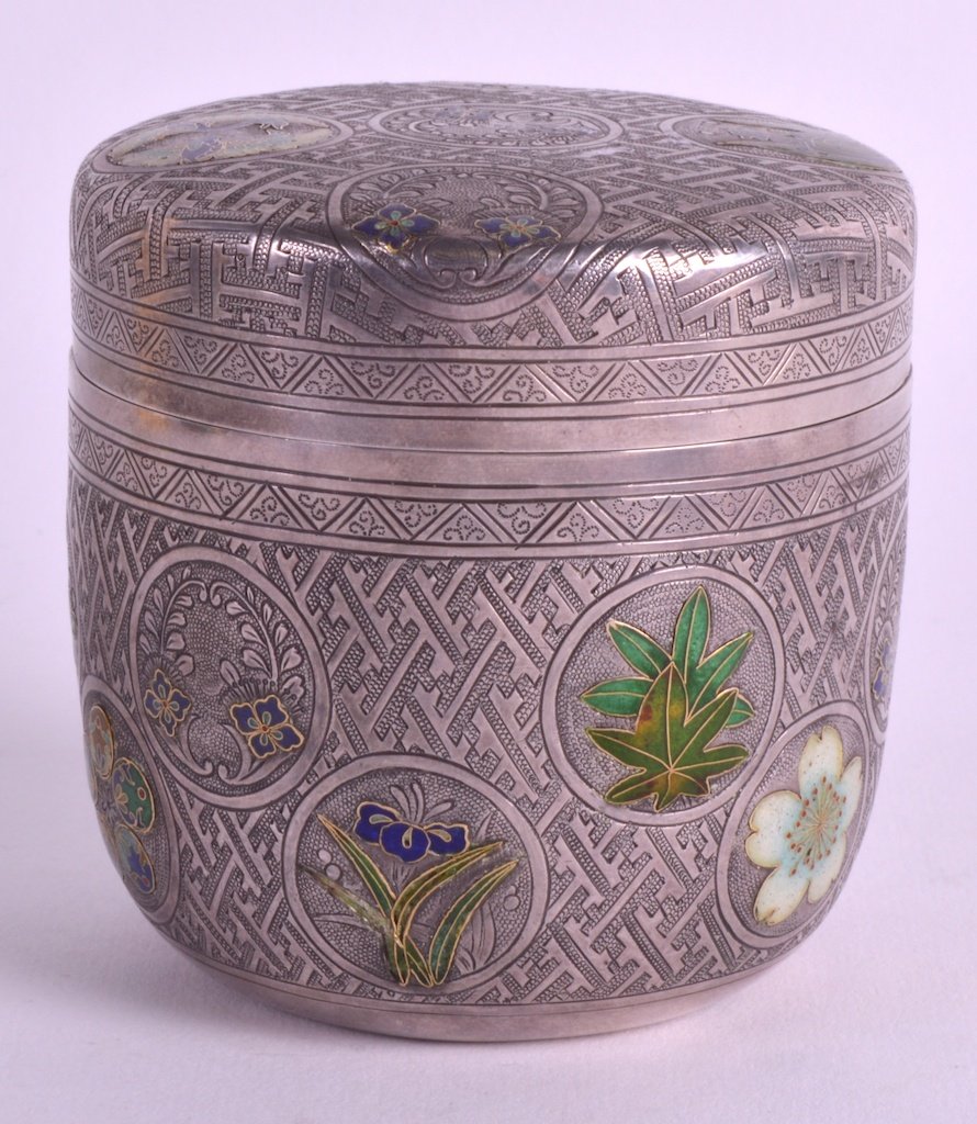 A FINE EARLY 20TH CENTURY JAPANESE MEIJI PERIOD SILVER: A FINE EARLY 20TH CENTURY JAPANESE MEIJI PERIOD SILVER GOLD AND ENAMEL BOX AND COVER decorated with panels of birds, flowers and motifs. 2.75ins high.