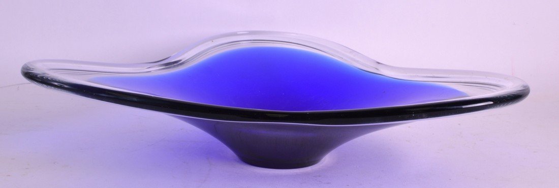 A HOLMEGAARD BLUE AND CLEAR GLASS DISH. 12.5ins wide.: A HOLMEGAARD BLUE AND CLEAR GLASS DISH. 12.5ins wide.