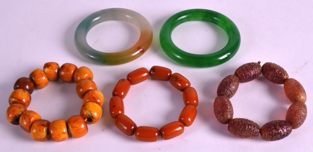 A SMALL EARLY 20TH CENTURY CHINESE CARVED BEAD BRACELET (1 of 2)