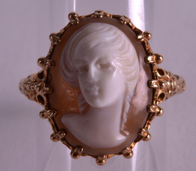 A 9CT YELLOW GOLD LADIES CAMEO RING. (1 of 2)