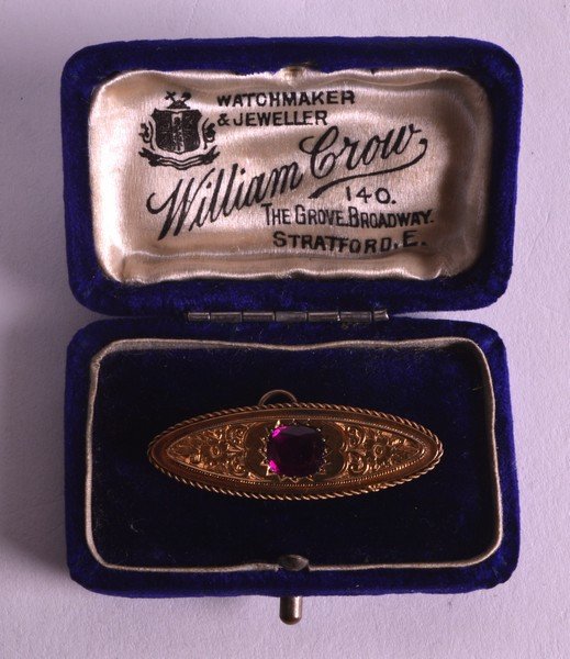 A LATE VICTORIAN 15CT YELLOW GOLD BROOCH with central: A LATE VICTORIAN 15CT YELLOW GOLD BROOCH with central pink stone. 1.75ins wide.