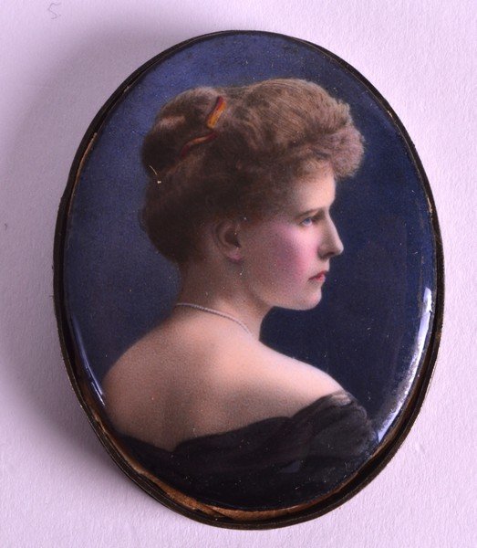 AN EDWARDIAN ENAMEL OVAL PORTRAIT with white metal: AN EDWARDIAN ENAMEL OVAL PORTRAIT with white metal hammered frame. 1.5ins wide.