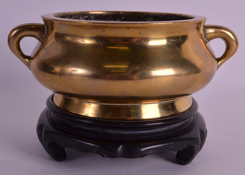 A FINE 18TH CENTURY CHINESE TWIN HANDLED CENSER bearing: A FINE 18TH CENTURY CHINESE TWIN HANDLED CENSER bearing Xuande marks to base, upon a fitted hardwood stand. 951 grams. 6.75ins wide.