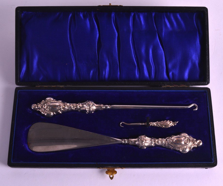 A CASED VICTORIAN STYLE SILVER HANDLED BUTTON HOOK (1 of 1)