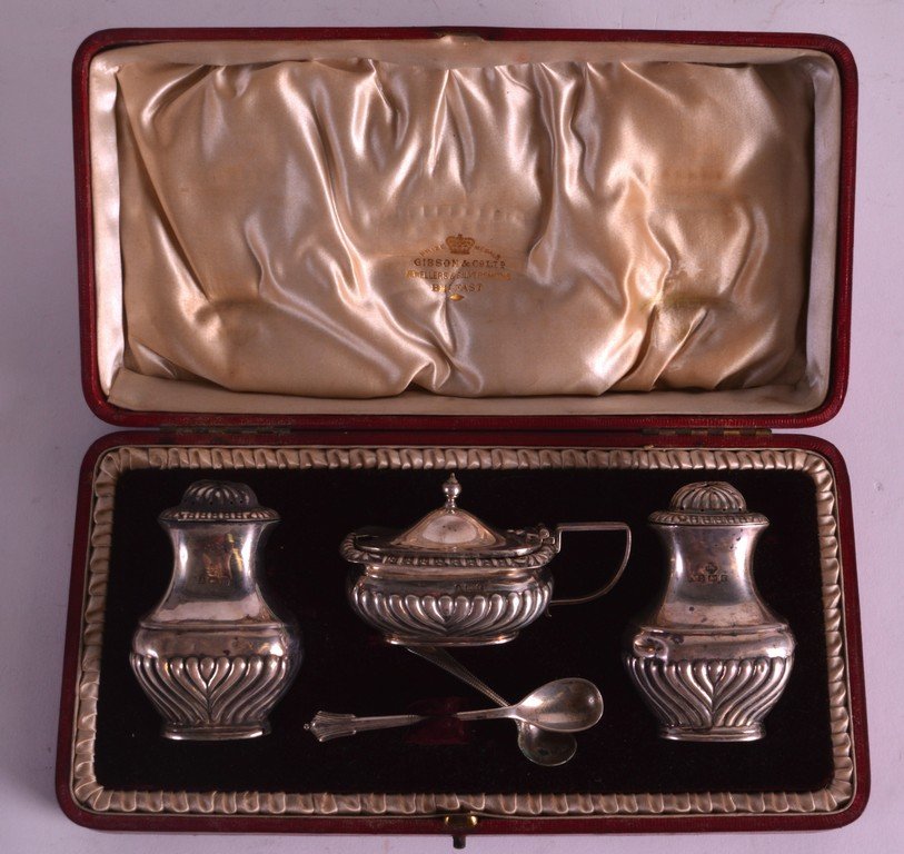 AN EDWARDIAN CASED SILVER CRUET SET. Birmingham 1906. (1 of 1)