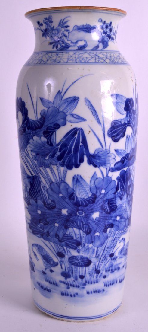 A 19TH CENTURY CHINESE BLUE AND WHITE ROLWAGEN VASE (1 of 3)