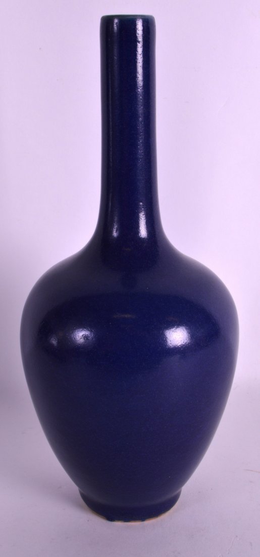 AN EARLY 20TH CENTURY CHINESE BOTTLE NECK VASE of plain (1 of 2)