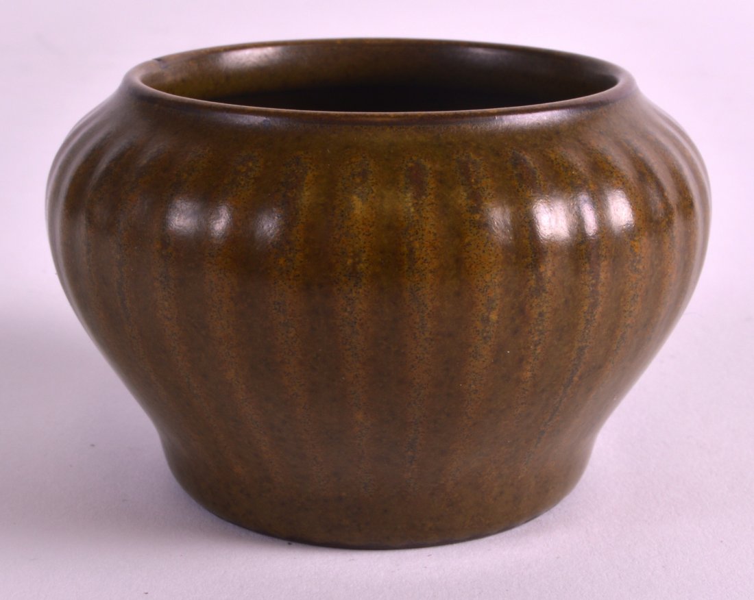 A 19TH CENTURY CHINESE TEA DUST BRUSH WASHER bearing (1 of 2)