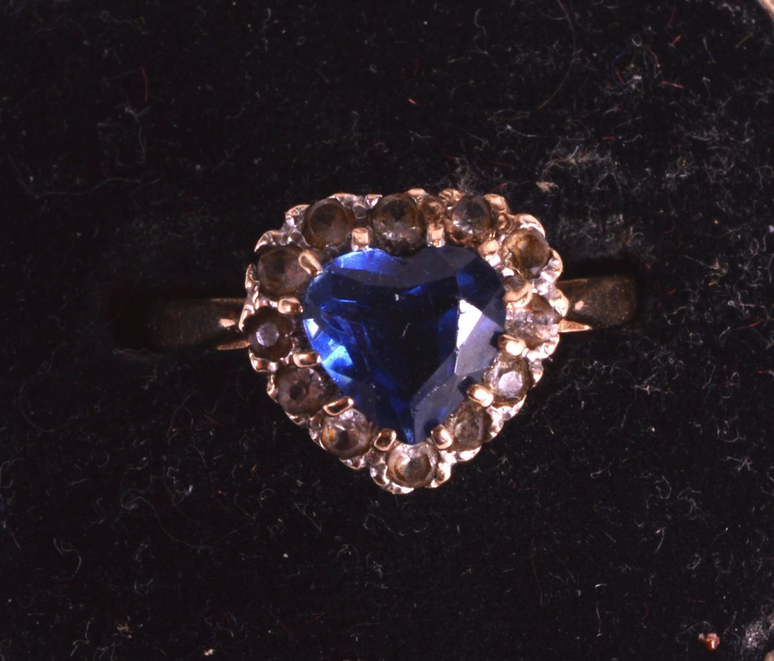 AN EDWARDIAN 9CT YELLOW GOLD AND SAPPHIRE RING. (1 of 2)