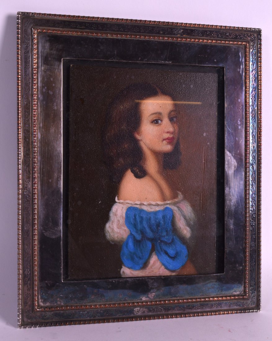 AN EDWARDIAN FRAMED PORTRAIT OF A PRETTY FEMALE: AN EDWARDIAN FRAMED PORTRAIT OF A PRETTY FEMALE contained within a silver plated frame. Image 7ins x 5ins.