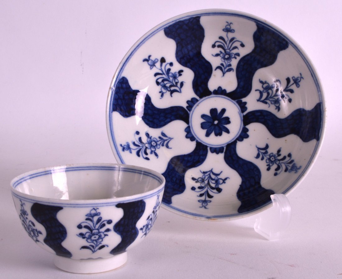 A LOVELY 18TH CENTURY LOWESTOFT TEABOWL AND SAUCER: A LOVELY 18TH CENTURY LOWESTOFT TEABOWL AND SAUCER painted with the Robert Brown pattern.