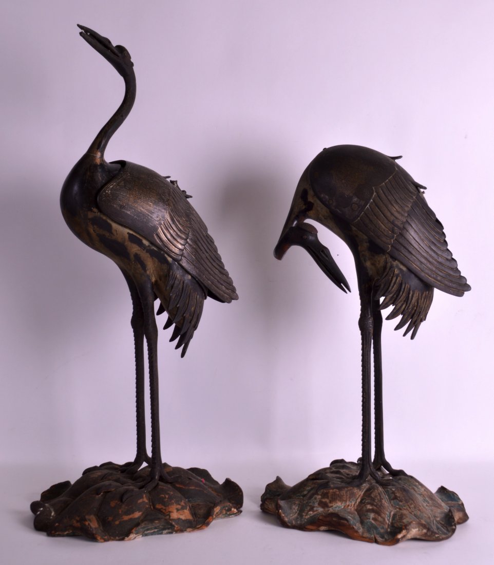 A LOVELY PAIR OF 18TH/19TH CENTURY JAPANESE EDO PERIOD: A LOVELY PAIR OF 18TH/19TH CENTURY JAPANESE EDO PERIOD BRONE CRANES with scrolling gilt inlaid motifs, modelled upon lacquered bases. 2Ft 1ins high.