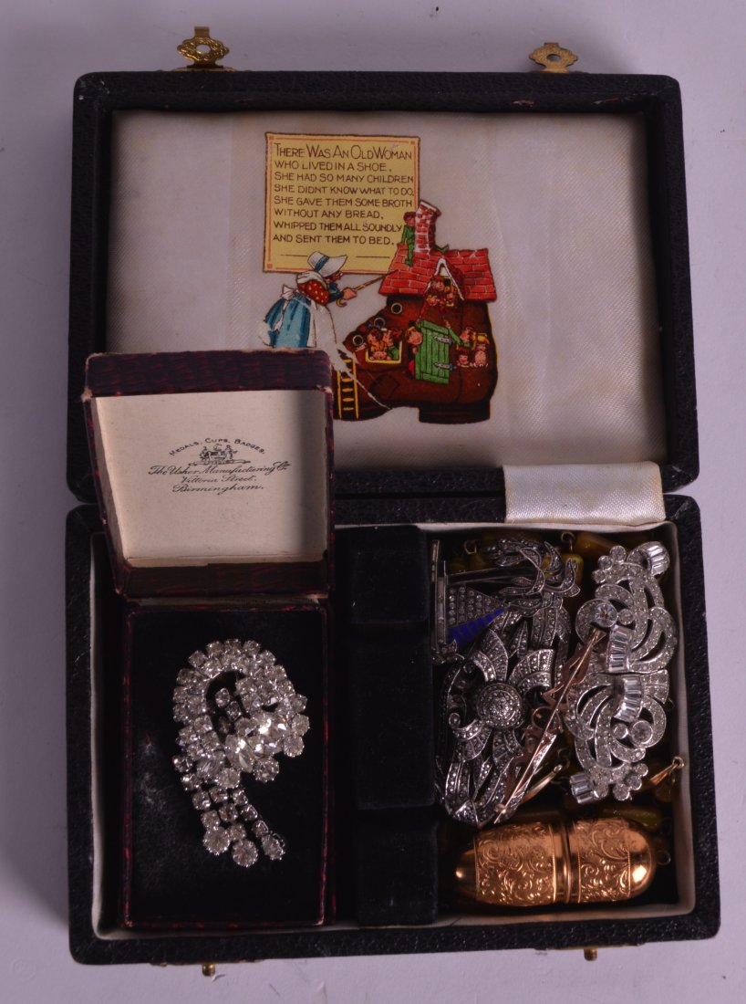 A COLLECTION OF 1950S COSTUME JEWELLERY together with a: A COLLECTION OF 1950S COSTUME JEWELLERY together with a gilt thimble case, silver brooch etc. (qty)