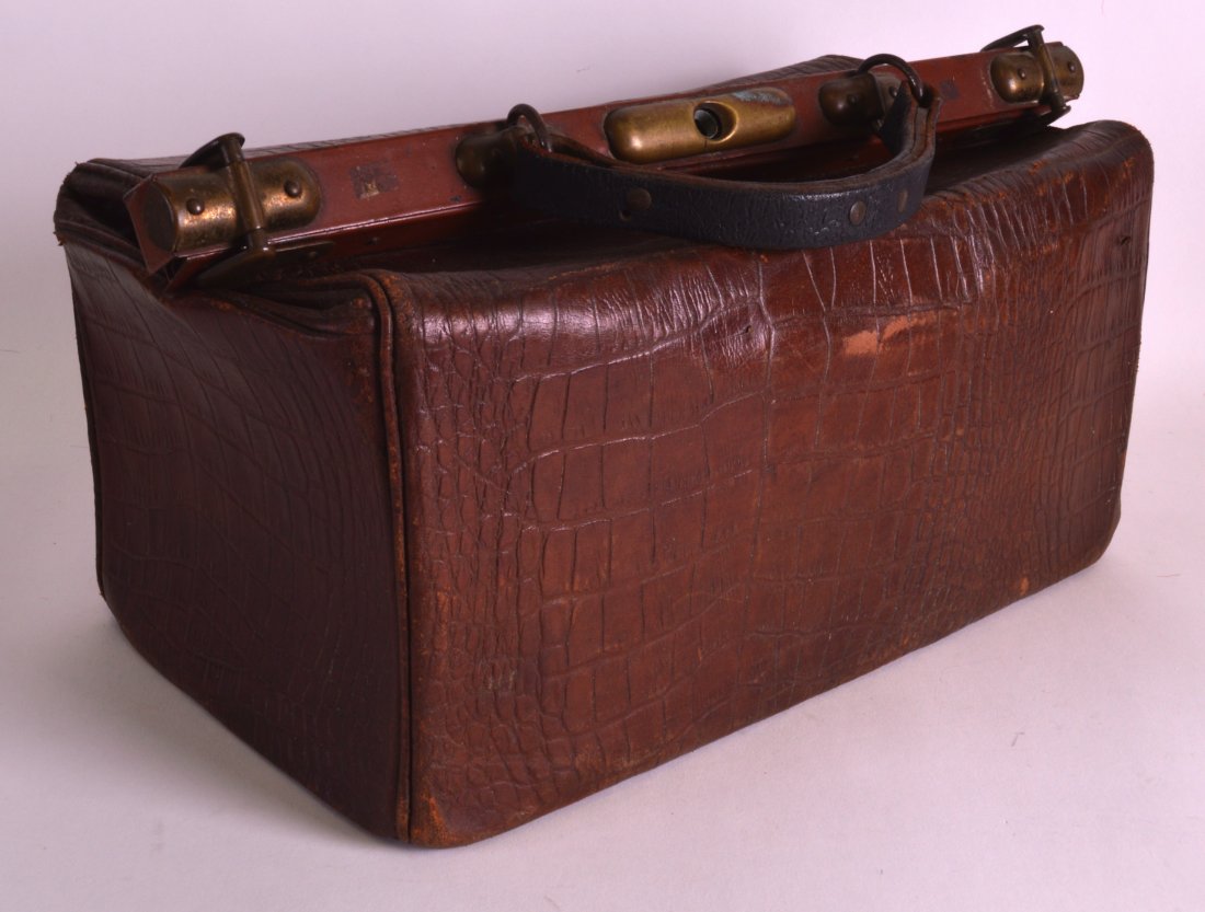 A VICTORIAN/EDWARDIAN GENTLEMANS ALIGATOR SKIN CARRYING: A VICTORIAN/EDWARDIAN GENTLEMANS ALIGATOR SKIN CARRYING BAG with brass mounts. 1Ft 3ins wide.