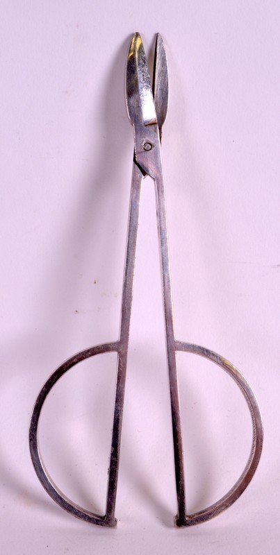 A STYLISH PAIR OF ART DECO CHRISTOFLE SILVER PLATED: A STYLISH PAIR OF ART DECO CHRISTOFLE SILVER PLATED SCISSORS.