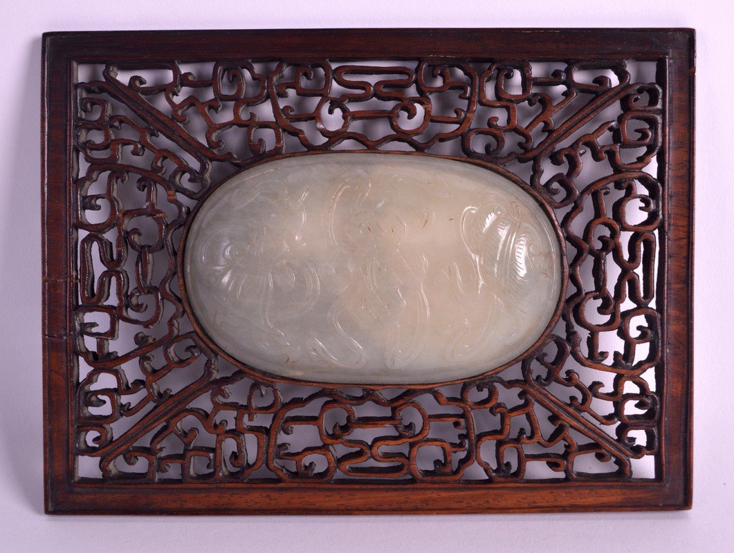 A GOOD 19TH CENTURY CHINESE CARVED WOOD AND JADE TABLE: A GOOD 19TH CENTURY CHINESE CARVED WOOD AND JADE TABLE SCREEN carved with ribbons and extensive foliage. Jade 4.5ins, Overall 8.25ins x 6ins.