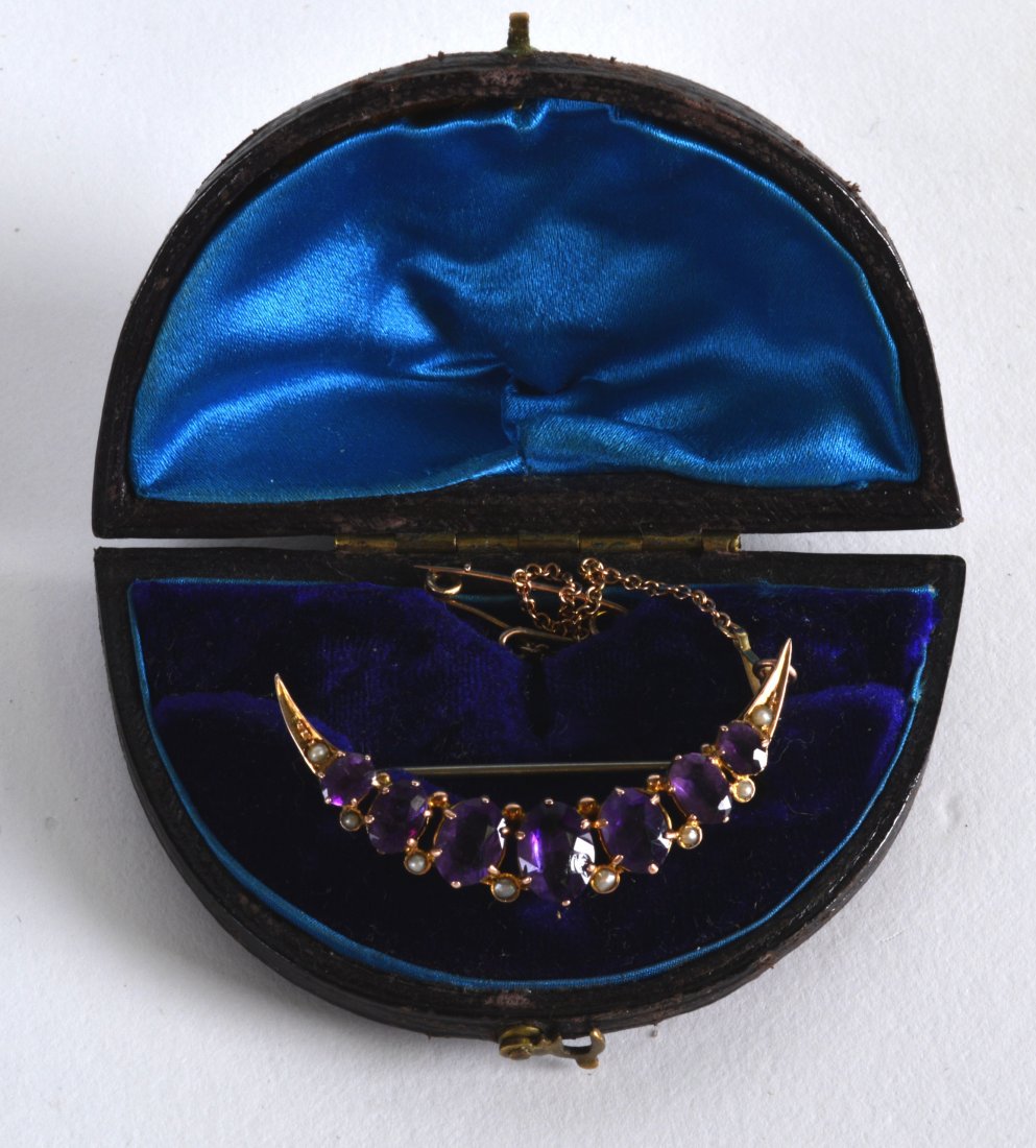 AN EDWARDIAN 9CT YELLOW GOLD CRESCENT SHAPED BAR BROOCH: AN EDWARDIAN 9CT YELLOW GOLD CRESCENT SHAPED BAR BROOCH with seed pearl mounts.