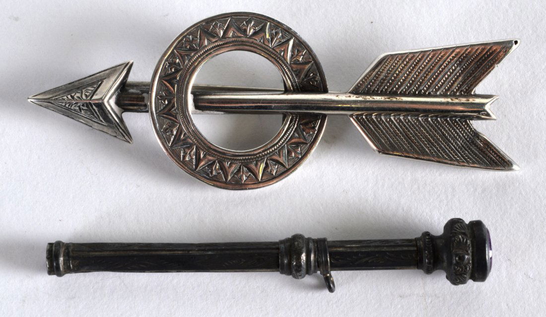 AN EDWARDIAN SILVER ARROW BROOCH together with a silver (1 of 1)