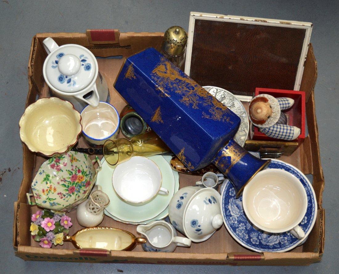 A MIXED GROUP OF ENGLISH AND CONTINENTAL CERAMICS. (1 of 1)