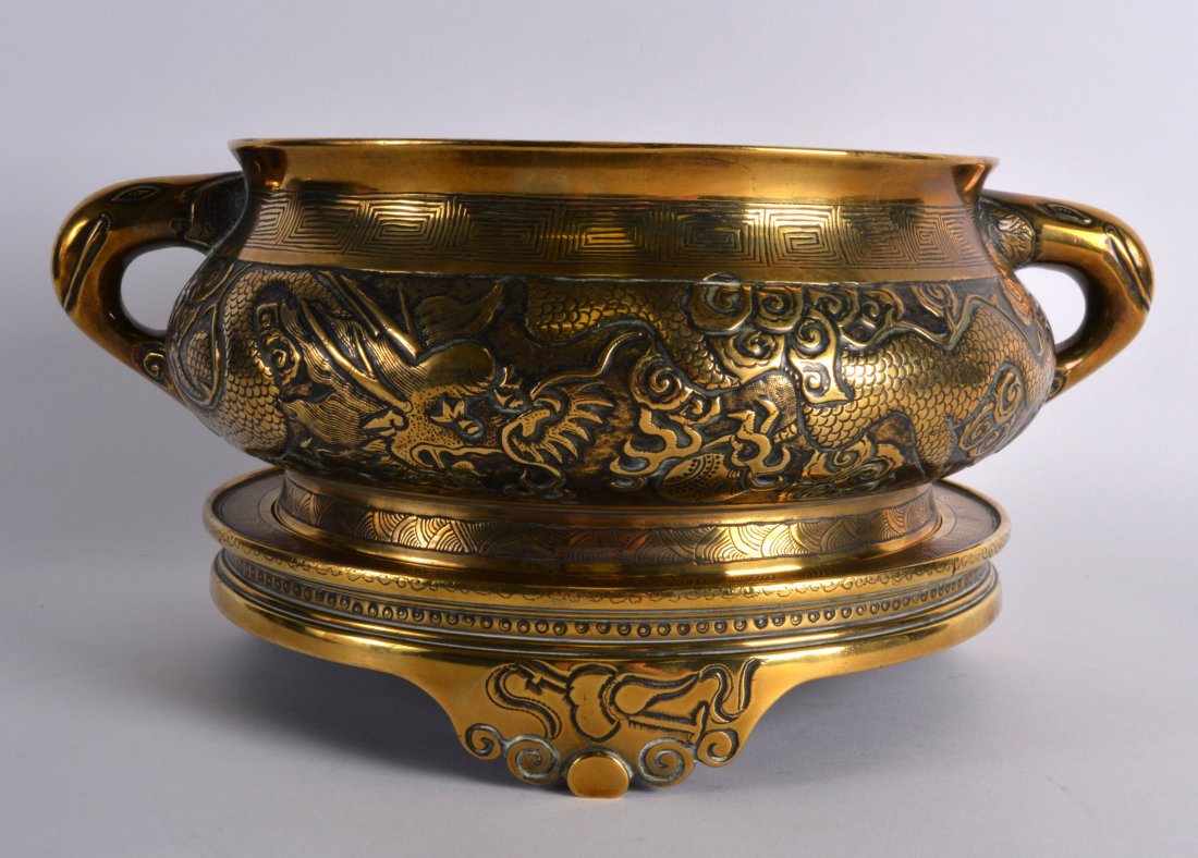 A FINE 18TH CENTURY CHINESE TWIN HANDLED BRONZE CENSER (1 of 3)