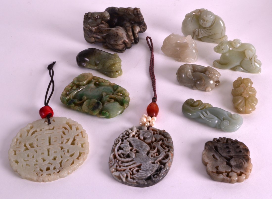 AN EARLY 20TH CENTURY CHINESE CARVED JADE PENDANT (1 of 1)