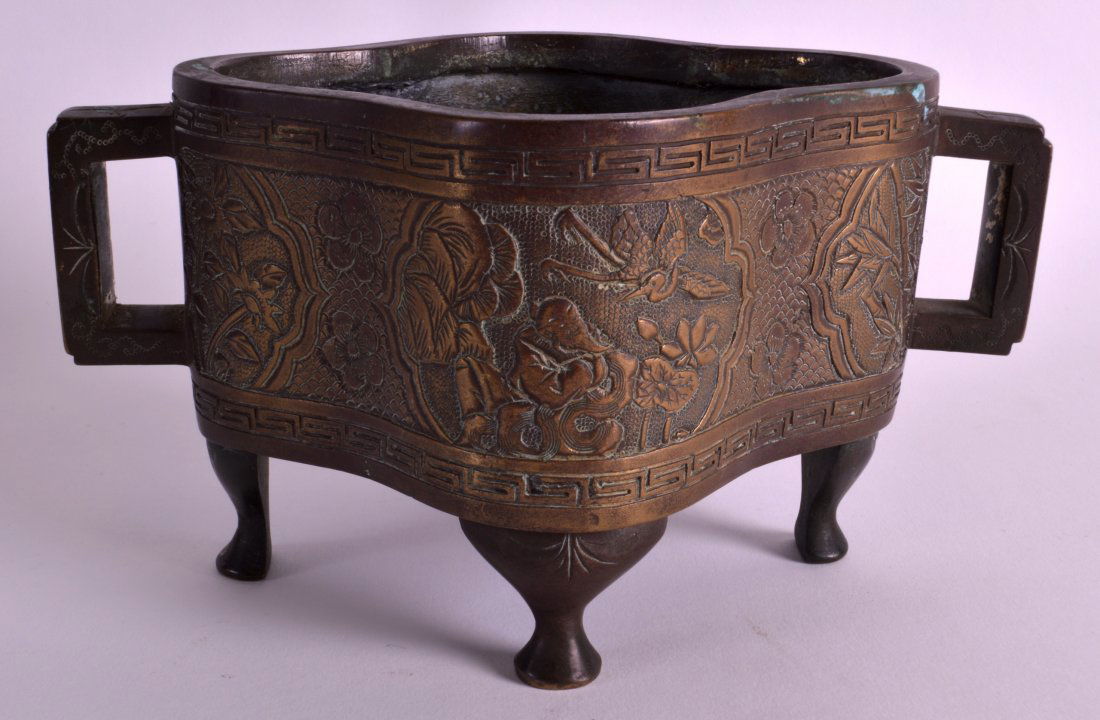 A 19TH CENTURY CHINESE TWIN HANDLED BRONZE CENSER (1 of 3)