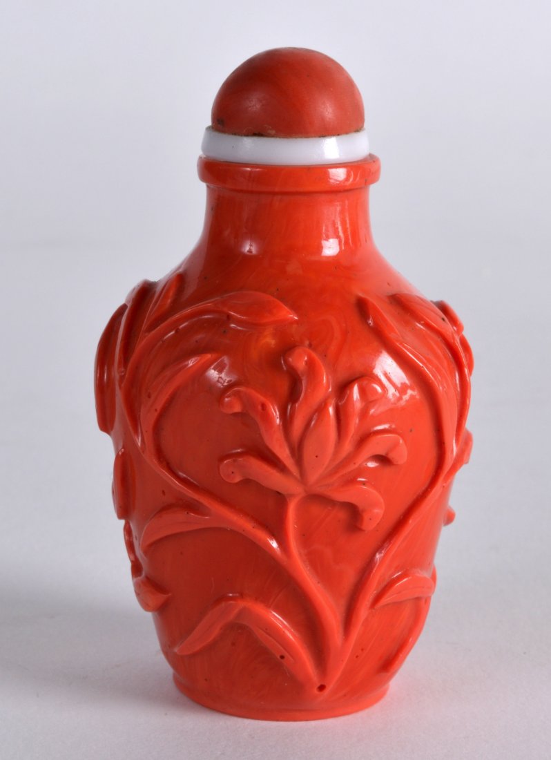 A FINE EARLY 20TH CENTURY CHINESE CARVED CORAL SNUFF (1 of 3)