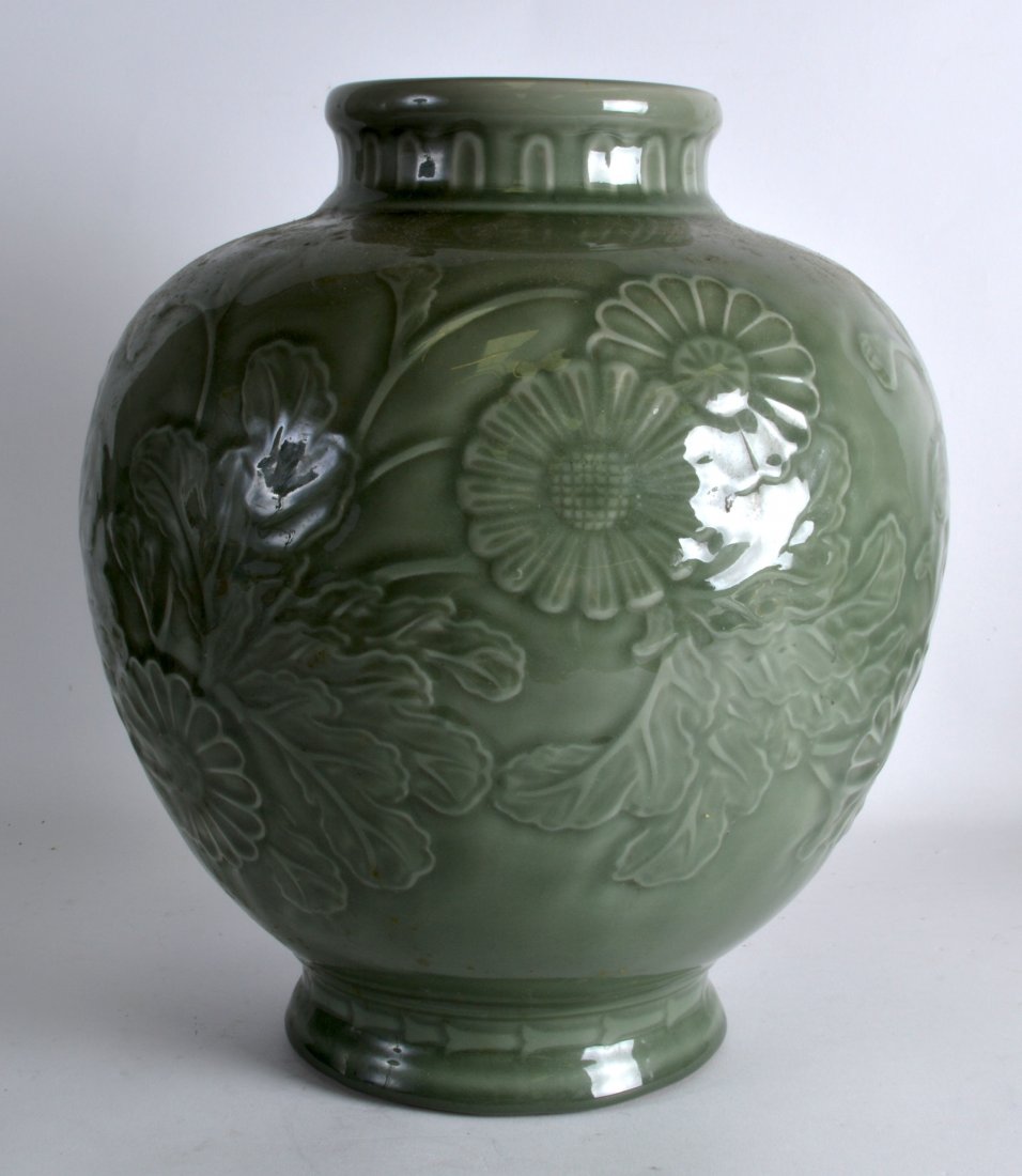 A LARGE CHINESE CELADON POTTERY JARDINIERE (1 of 2)