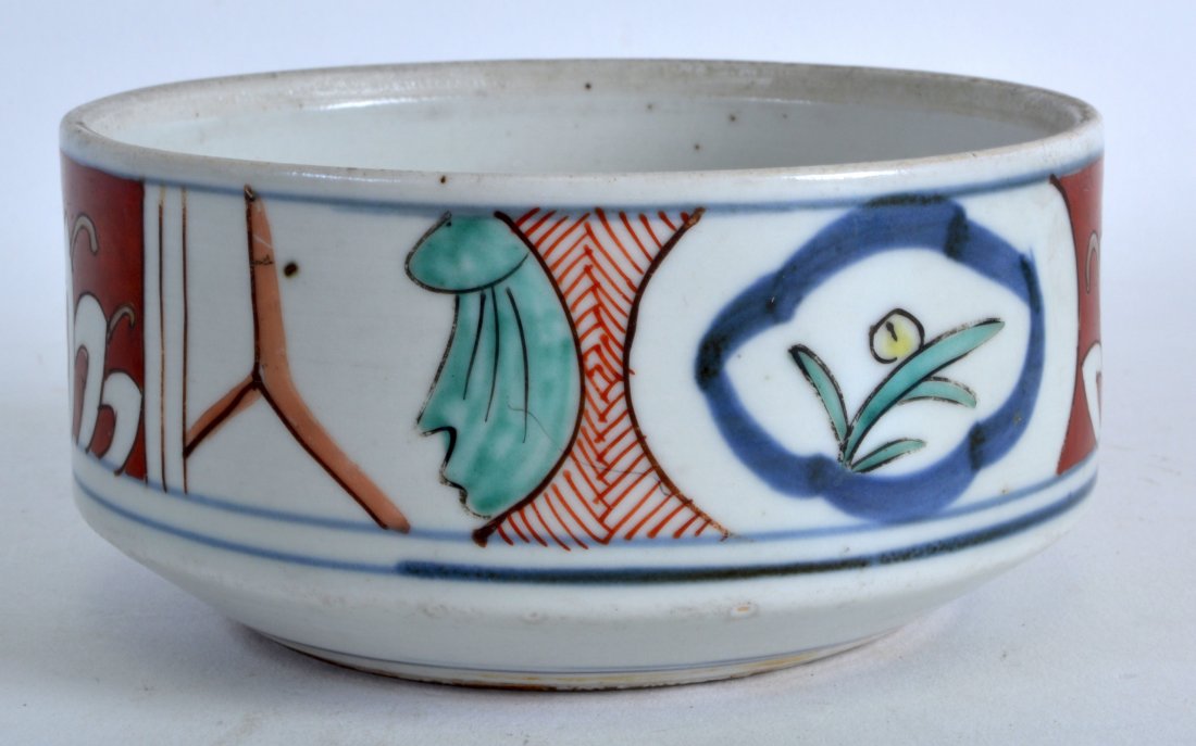A SMALL 18TH CENTURY JAPANESE EDO PERIOD IMARI BOWL: A SMALL 18TH CENTURY JAPANESE EDO PERIOD IMARI BOWL painted with flowers. 4.75Ins diameter.