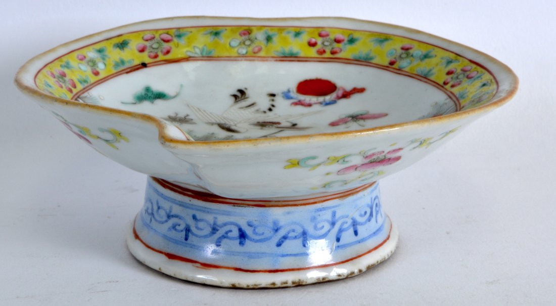 A 19TH CENTURY CHINESE FAMILLE ROSE LEAF SHAPED DISH (1 of 2)