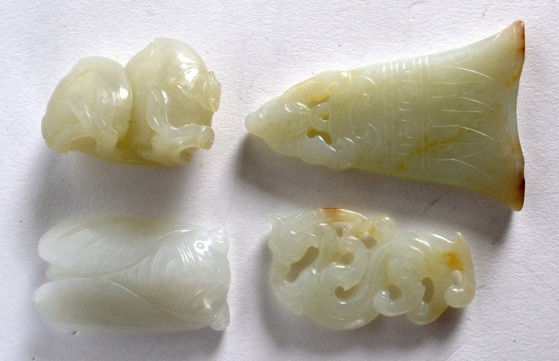 AN EARLY 20TH CENTURY CHINESE CARVED JADE FRUITING POD (1 of 2)