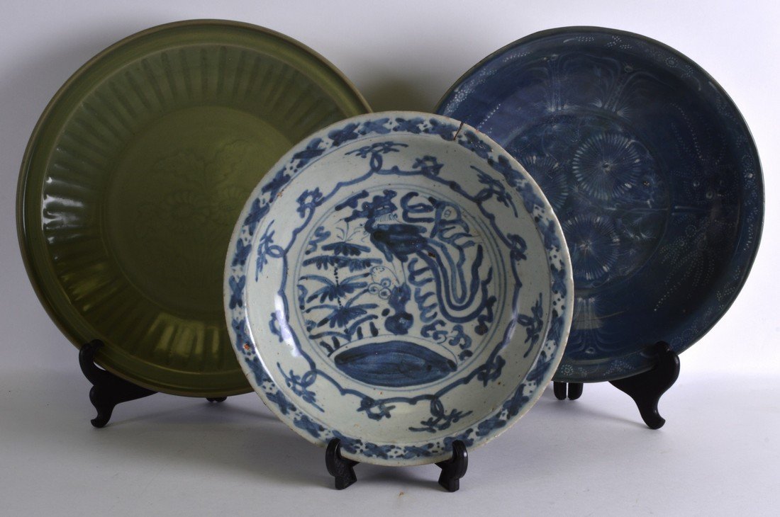 A LARGE CHINESE LONGQUAN CELADON POTTERY DISH incised (1 of 2)