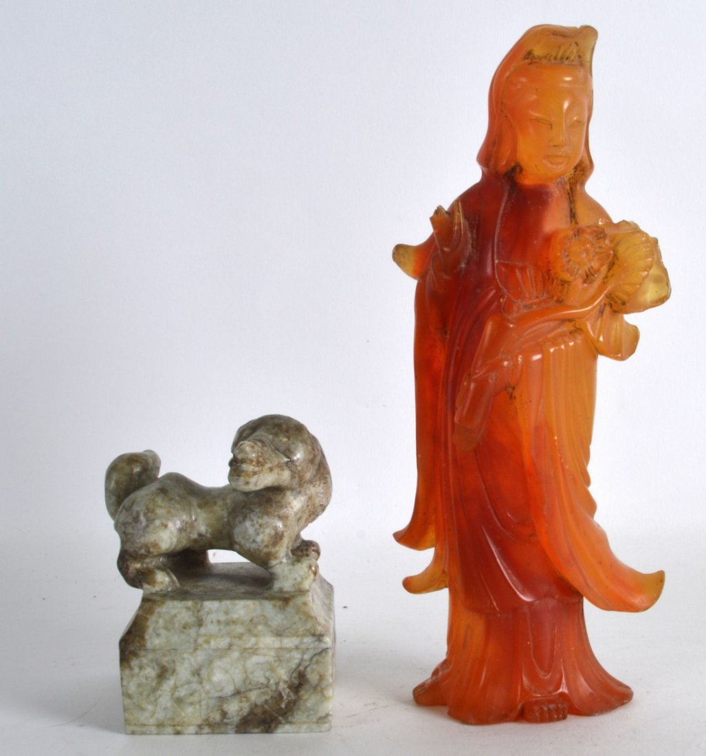 AN EARLY 20TH CENTURY CHINESE CARVED HARDSTONE SEAL (1 of 2)