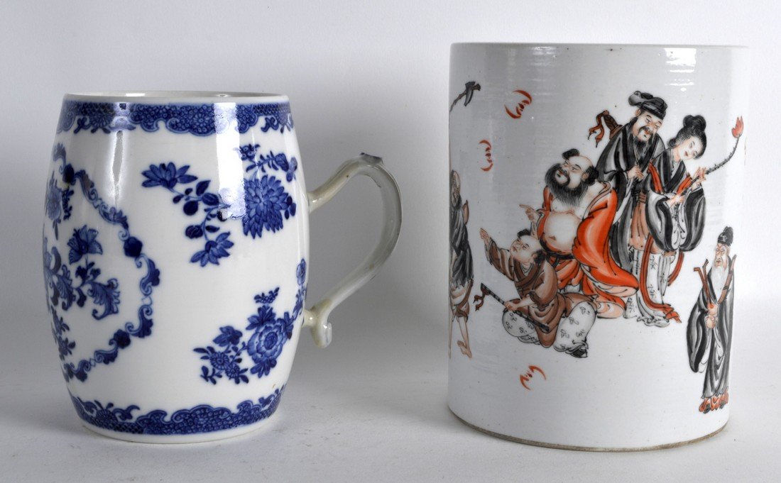 AN 18TH CENTURY CHINESE EXPORT BLUE AND WHITE BARREL (1 of 3)