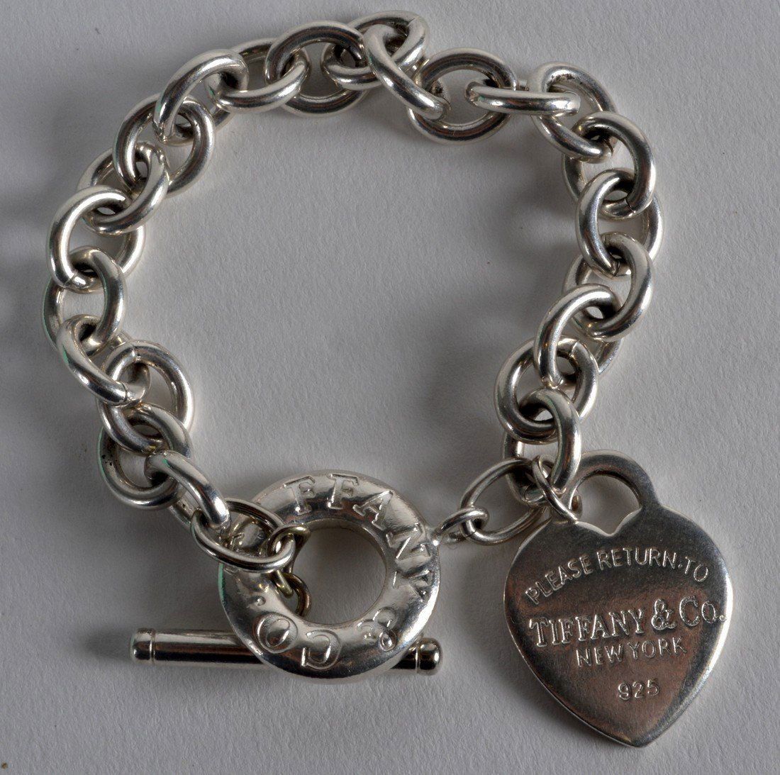 A STERLING SILVER TIFFANY & CO BRACELET. (1 of 1)