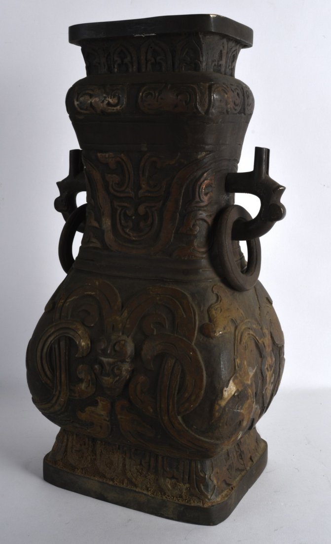 A LARGE CHINESE QING DYNASTY TWIN HANDLED BRONZE VASE (1 of 2)
