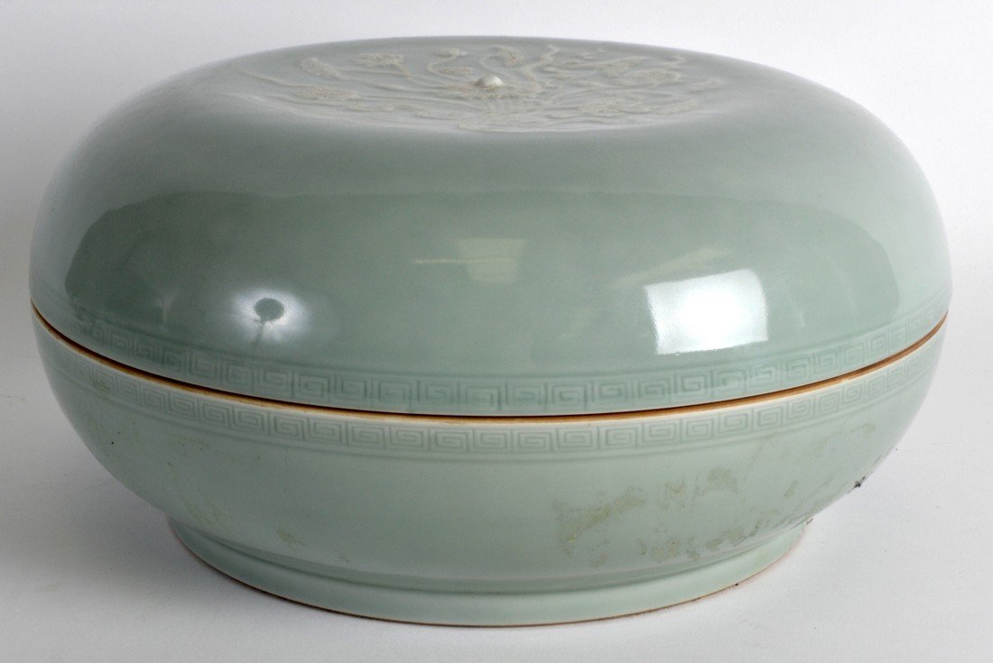 A GOOD CHINESE QING DYNASTY CELADON PORCELAIN BOX AND (1 of 3)