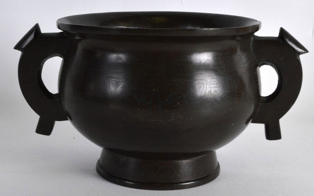 A 19TH CENTURY CHINESE TWIN HANDLED BRONZE CENSER (1 of 3)