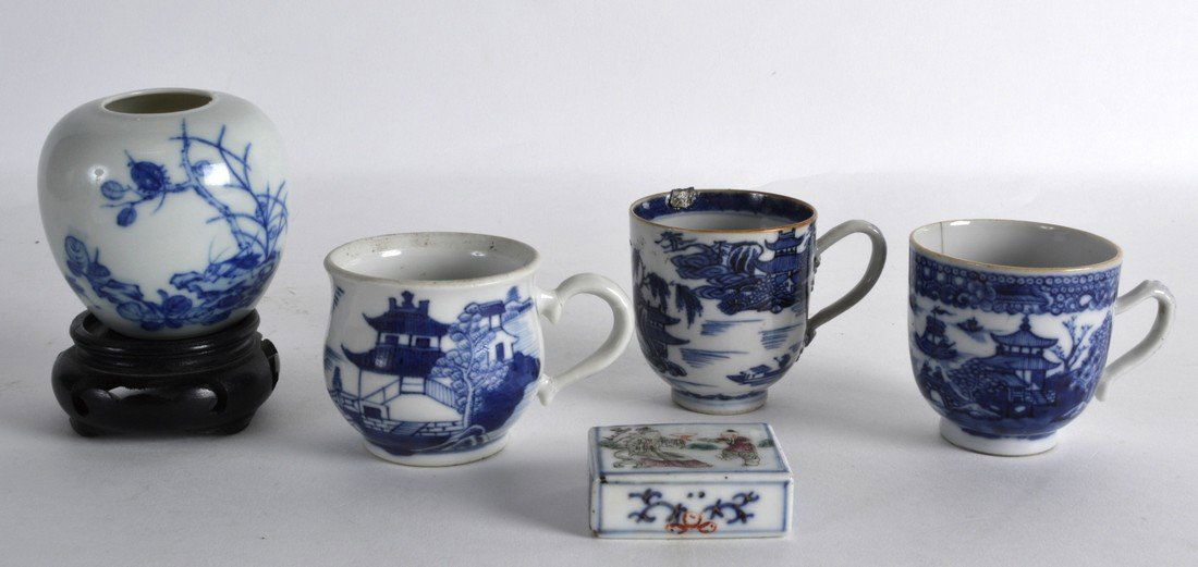 A PAIR OF 18TH CENTURY CHINESE EXPORT COFFEE CUPS (1 of 1)