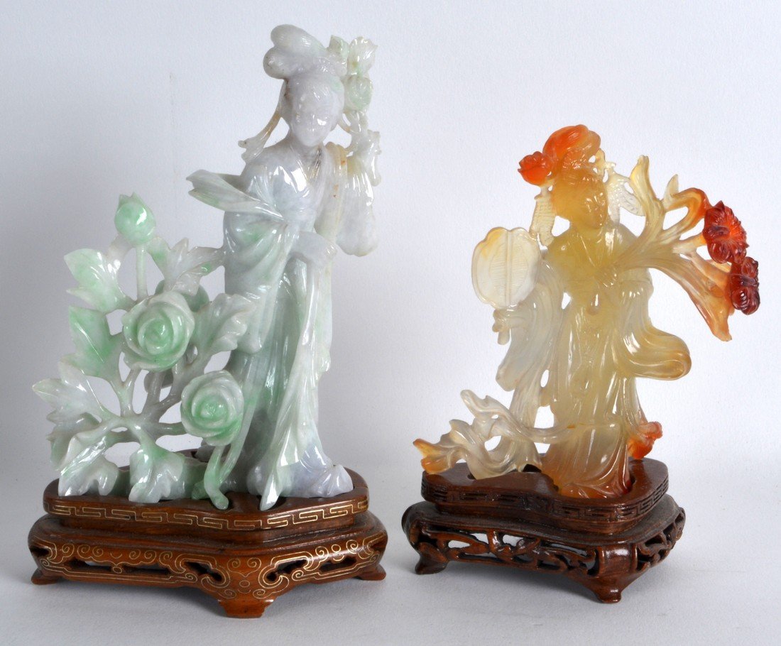 AN EARLY 20TH CENTURY CHINESE CARVED LAVENDER JADEITE (1 of 2)