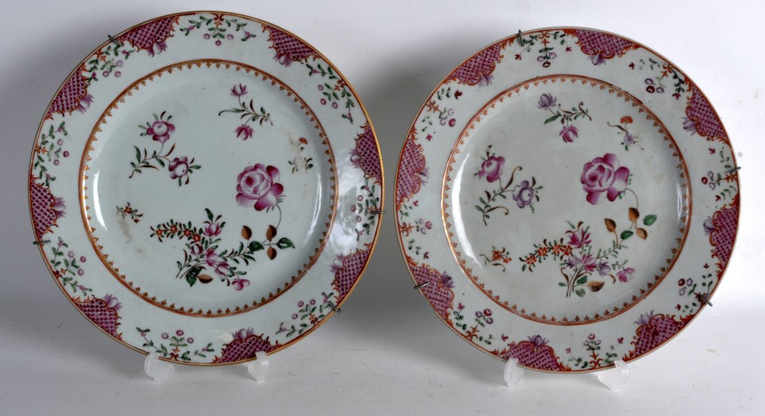 A PAIR OF 18TH CENTURY CHINESE EXPORT FAMILLE ROSE: A PAIR OF 18TH CENTURY CHINESE EXPORT FAMILLE ROSE PLATES Qianlong, painted with floral sprays. 9.25ins diameter.
