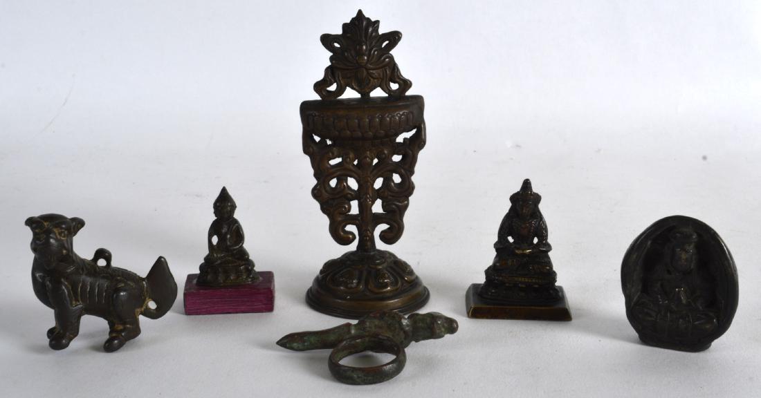A SMALL 18TH/19TH CENTURY SINO TIBETAN BRONZE BUDDHA (1 of 2)