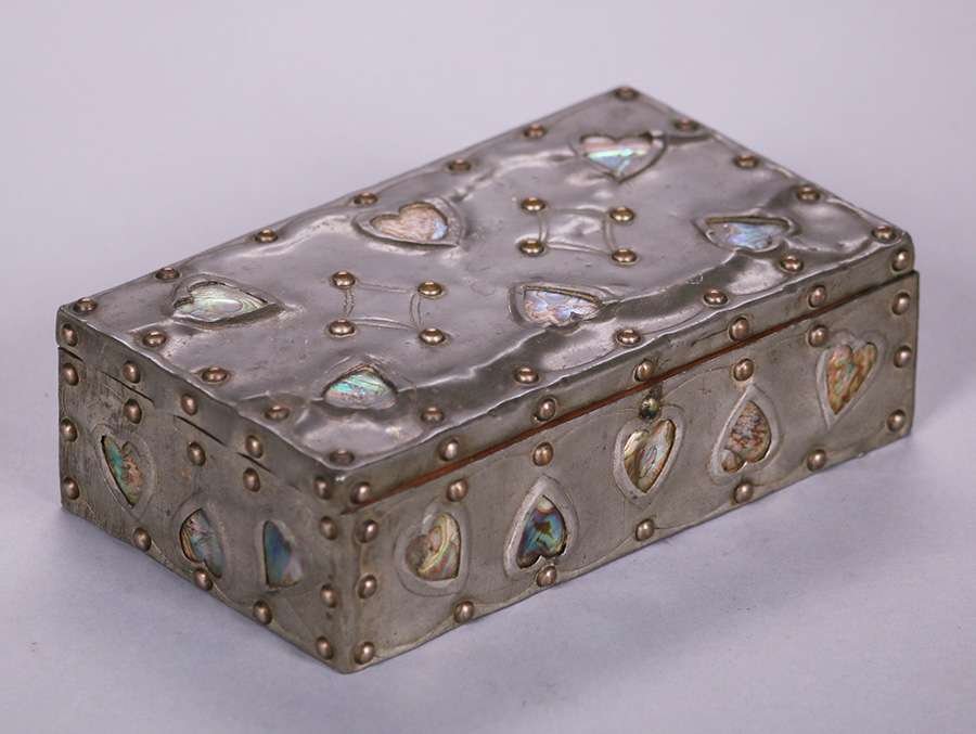 Arts & Crafts Pewter Box Abalone Hearts: Arts & Crafts pewter box with inset abalone hearts. Unsigned. Original patina. 6.75″w x 3.75″d x 2″h. We box and ship ourselves, to keep shipping costs low. We do not use a packaging