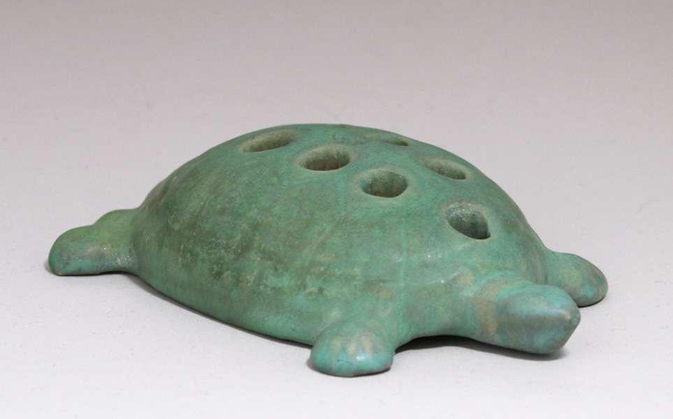 Roseville Early Carnelian Matte Green Turtle Frog (1 of 3)