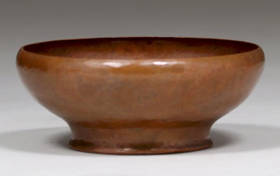 Karl F. Leinonen - Boston Hammered Copper Bowl c1920s: Karl F. Leinonen - Boston Hammered Copper Bowl c1920s. Signed. Excellent original patina. 5"d x 2"h. Spend $5000 or more at this auction and all of your SHIPPING IS FREE within the lower 48 states. SH