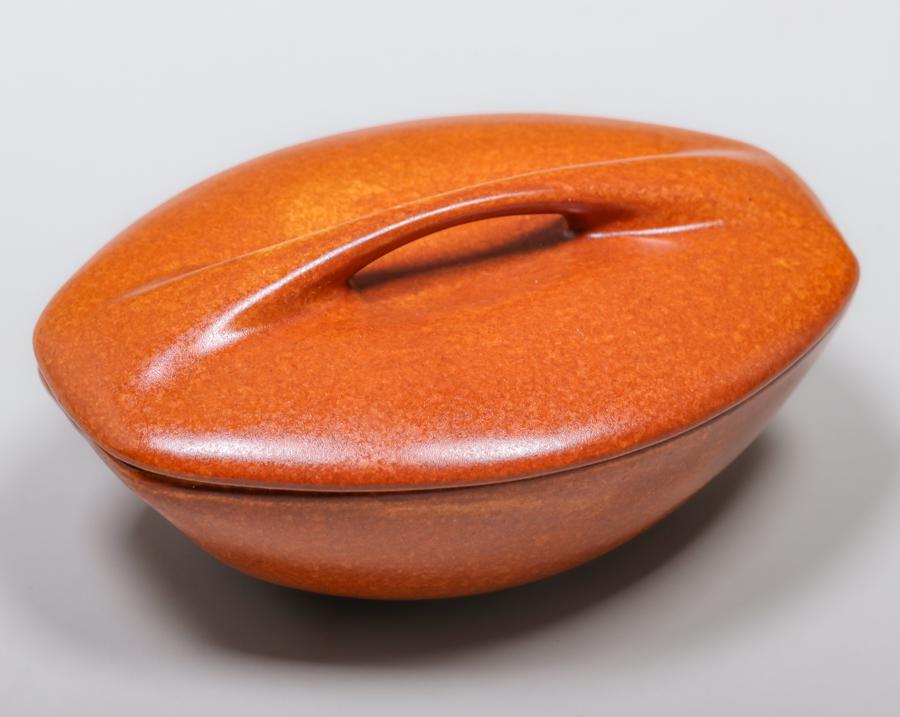 Roseville Raymor Covered Casserole Dish #156: Roseville Raymor Covered Casserole Dish #156. Signed. Perfect condition. 6.75"w x 5" x 3"h. Spend $5000 or more at this auction and all of your SHIPPING IS FREE within the lower 48 states. SHIPPING We