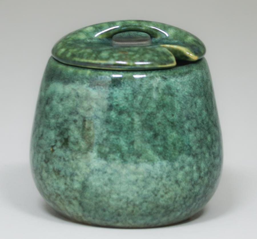 Roseville Raymor Covered Sugar #172: Roseville Raymor Covered Sugar #172. Marked "RR USA". Perfect condition. 3.75"h x 3.25"d. Spend $5000 or more at this auction and all of your SHIPPING IS FREE within the lower 48 states. SHIPPING We b