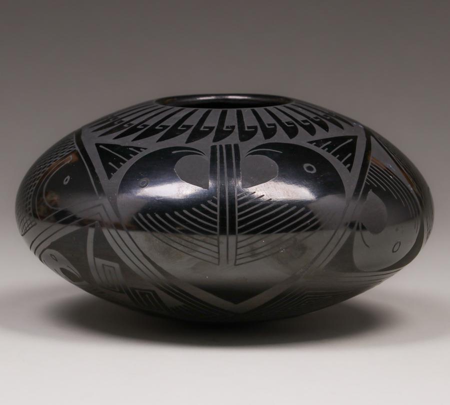 Contemporary Mata Ortiz Pottery Roberto Octavio Andrew: Contemporary Mata Ortiz Pottery Roberto Octavio Andrew. Signed. Perfect condition. 5.75”d x 3.75”h. Spend $5000 or more at this auction and all of your SHIPPING IS FREE within the lower 48