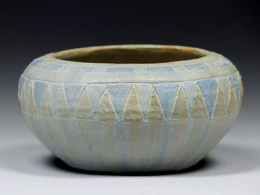 Jervis Pottery Matte Green Squeeze-Bag Decorated Closed Bowl 1908. (1 of 4)